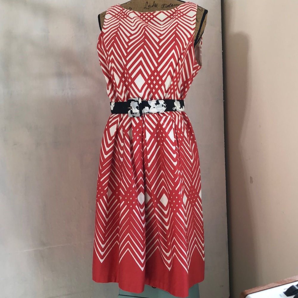 Dressbarn Sleeveless Fitted Waist Full Skirt Red Cream White Pattern Sz 14